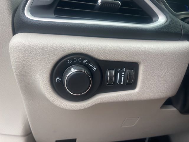 Used 2023 Chrysler Voyager LX image 20