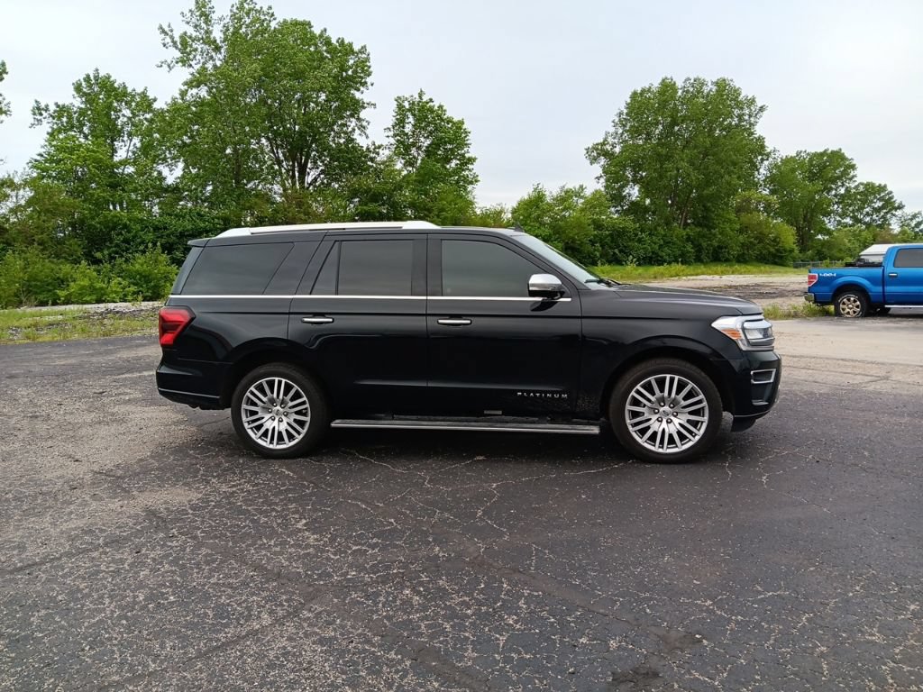 Used 2023 Ford Expedition Platinum AWD/4WD image 3