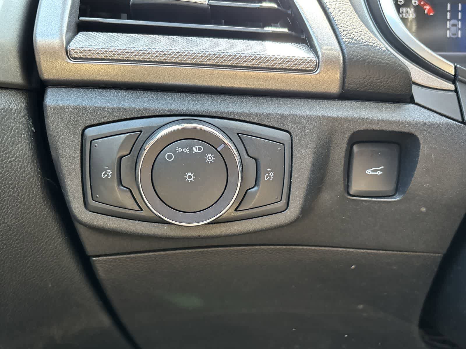 Used 2019 Ford Fusion SE FWD image 9