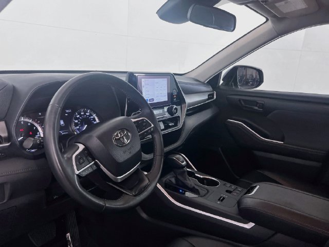Used 2024 Toyota Highlander LE FWD image 9