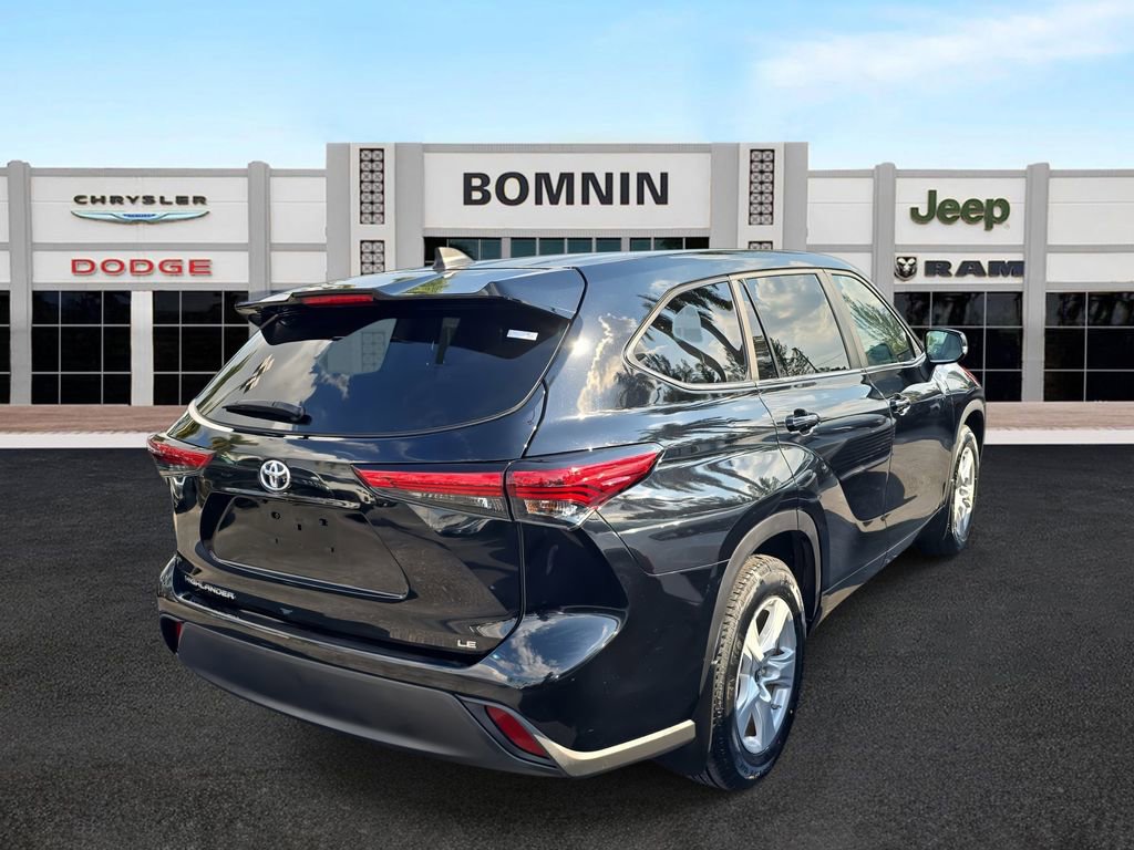 Used 2023 Toyota Highlander LE FWD image 4