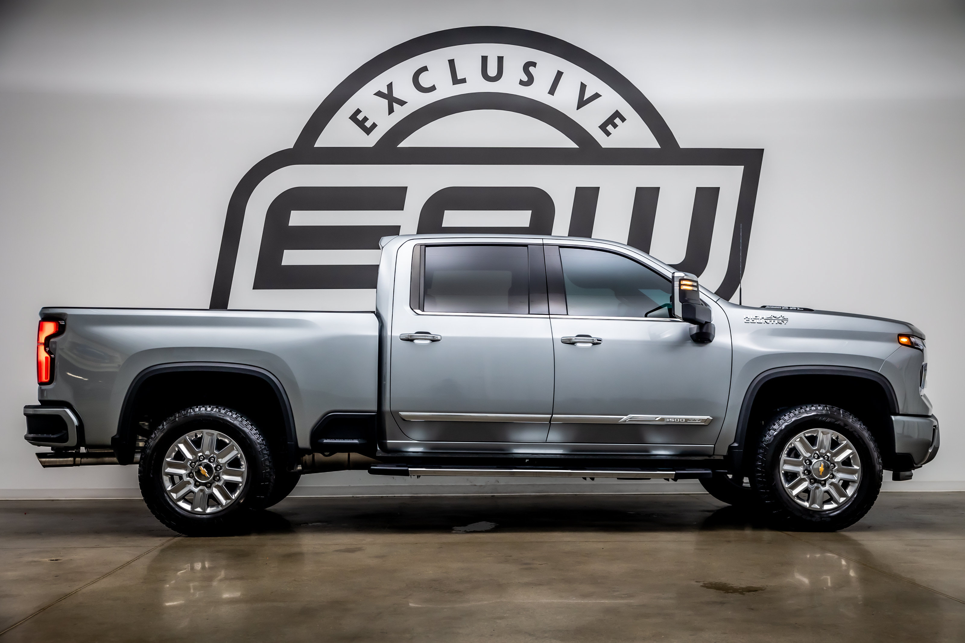 Used 2025 Chevrolet Silverado 3500 High Country w/ Technology Package AWD/4WD image 9