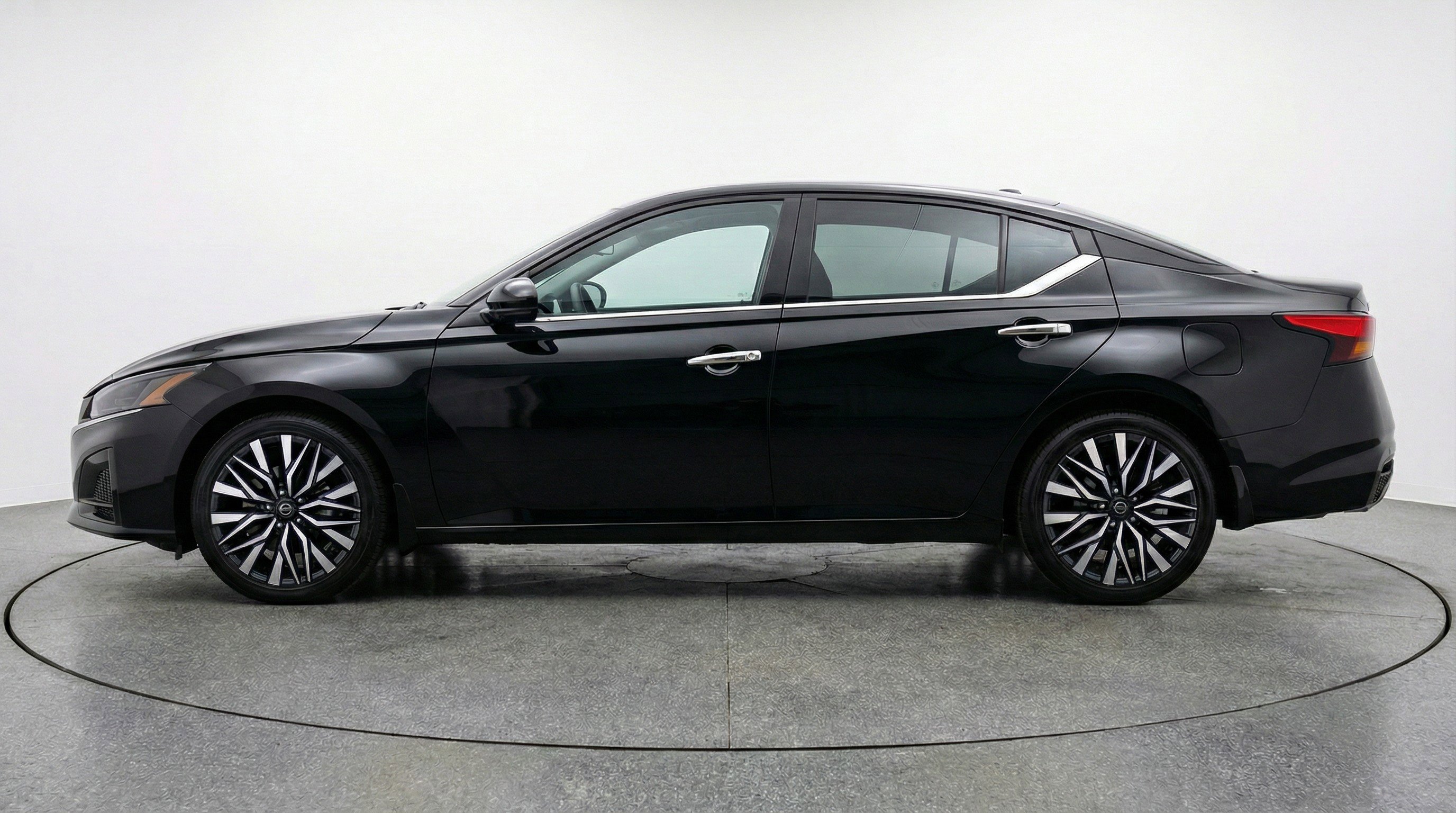 Used 2025 Nissan Altima 2.5 SV image 5