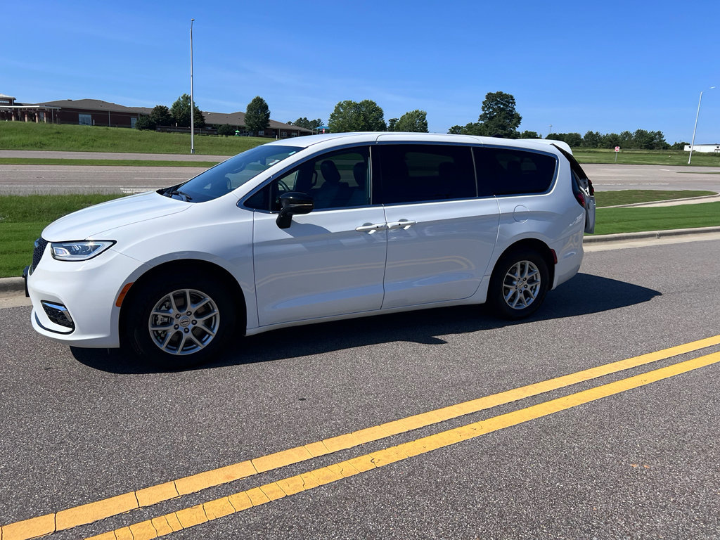 Used 2025 Chrysler Pacifica Select FWD image 8