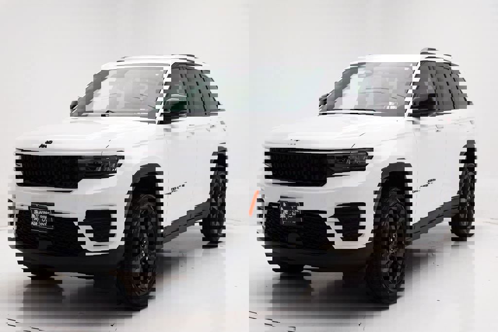 Used 2023 Jeep Grand Cherokee Altitude AWD/4WD image 2