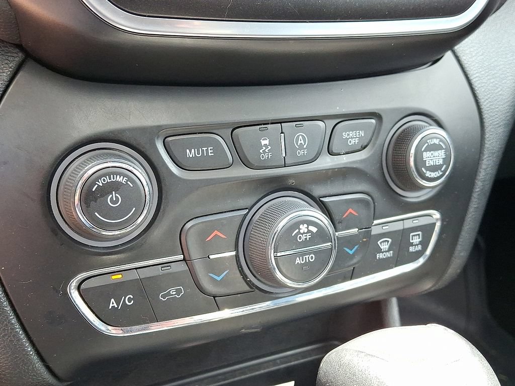 Used 2019 Jeep Cherokee Trailhawk w/ Comfort/Convenience Group AWD/4WD image 14