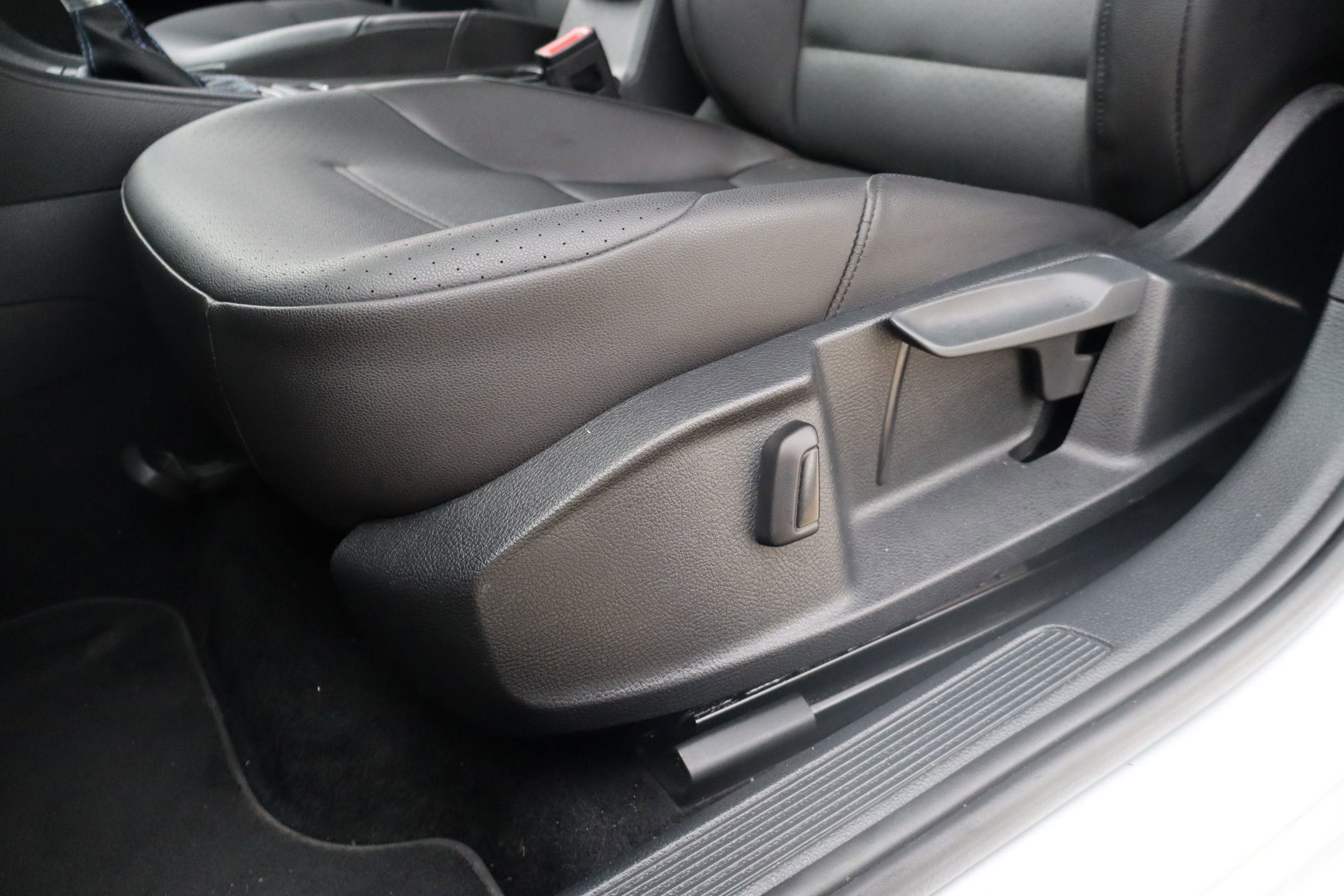 Used 2015 Volkswagen e-Golf SEL Premium FWD image 13