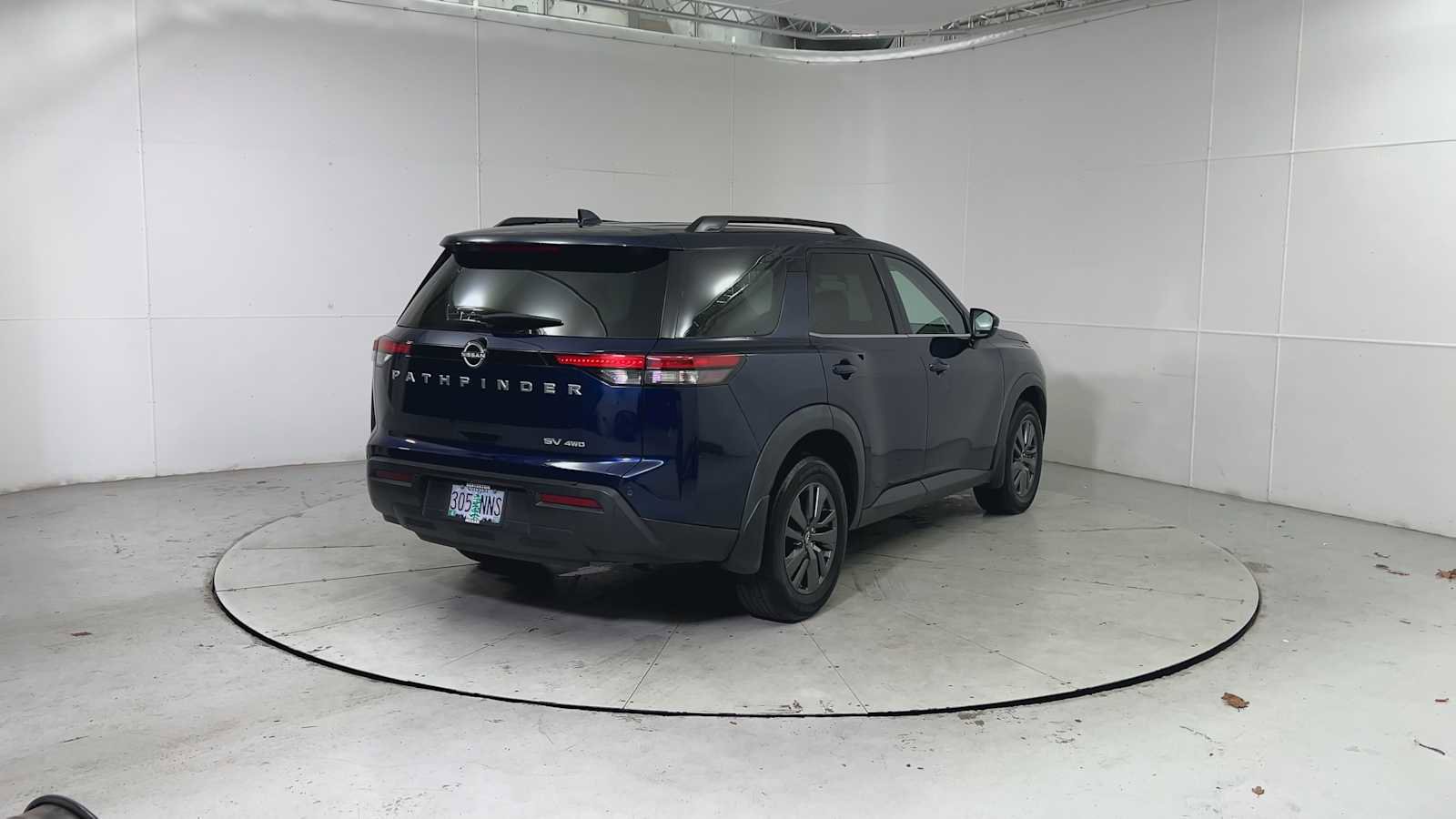 Used 2022 Nissan Pathfinder SV image 2