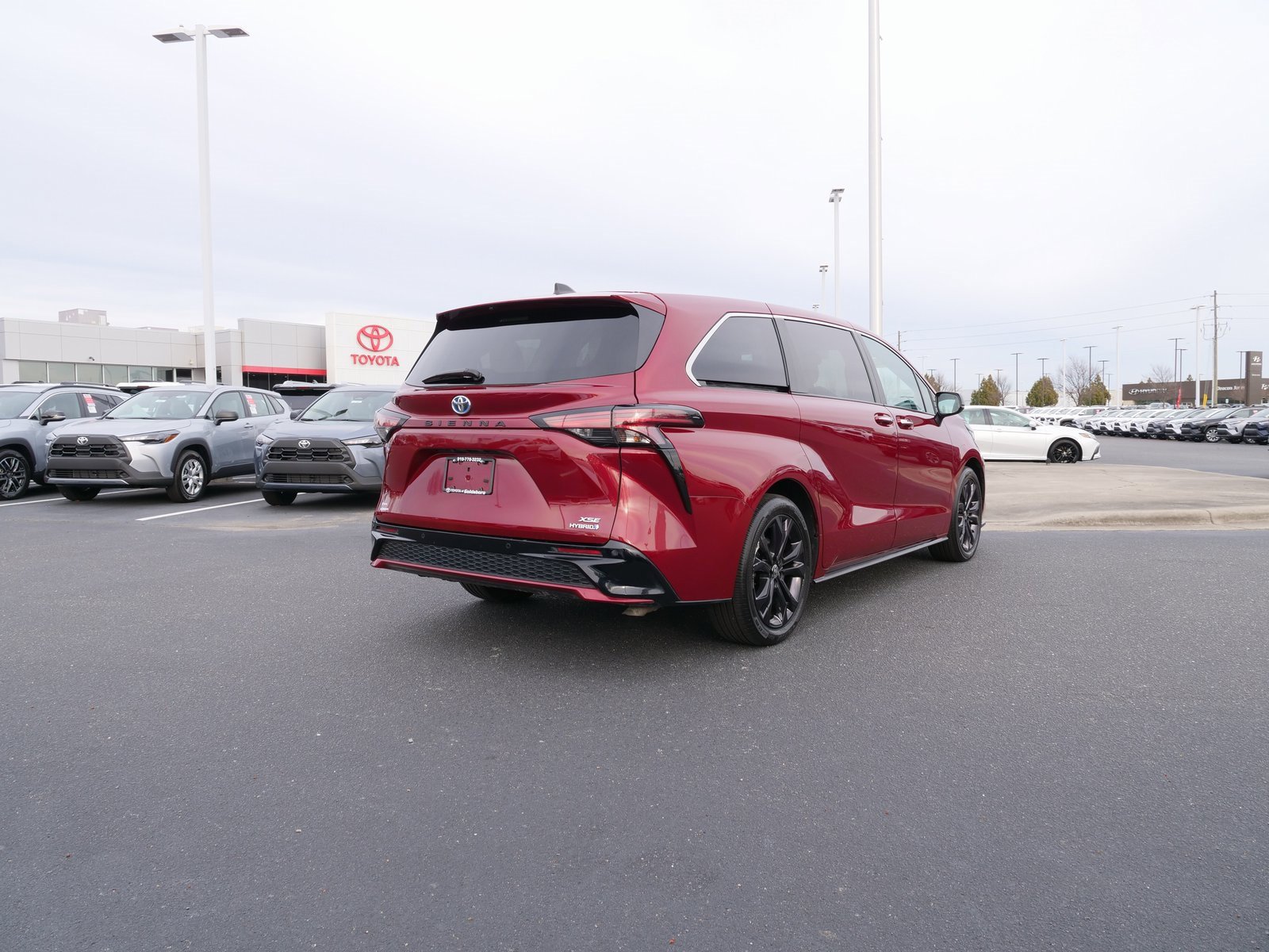 Used 2023 Toyota Sienna XSE image 4