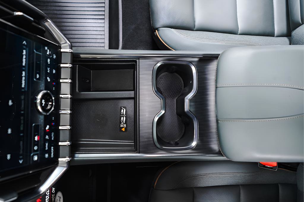 Used 2025 GMC Acadia AT4 w/ Luxury Package image 18