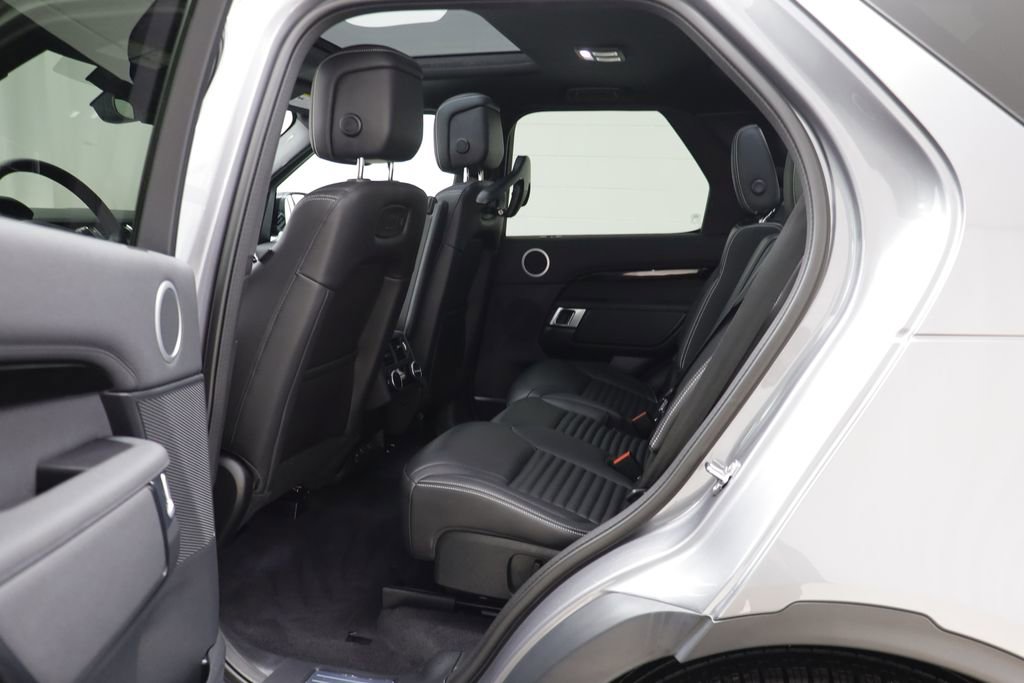 Used 2025 Land Rover Discovery S image 15