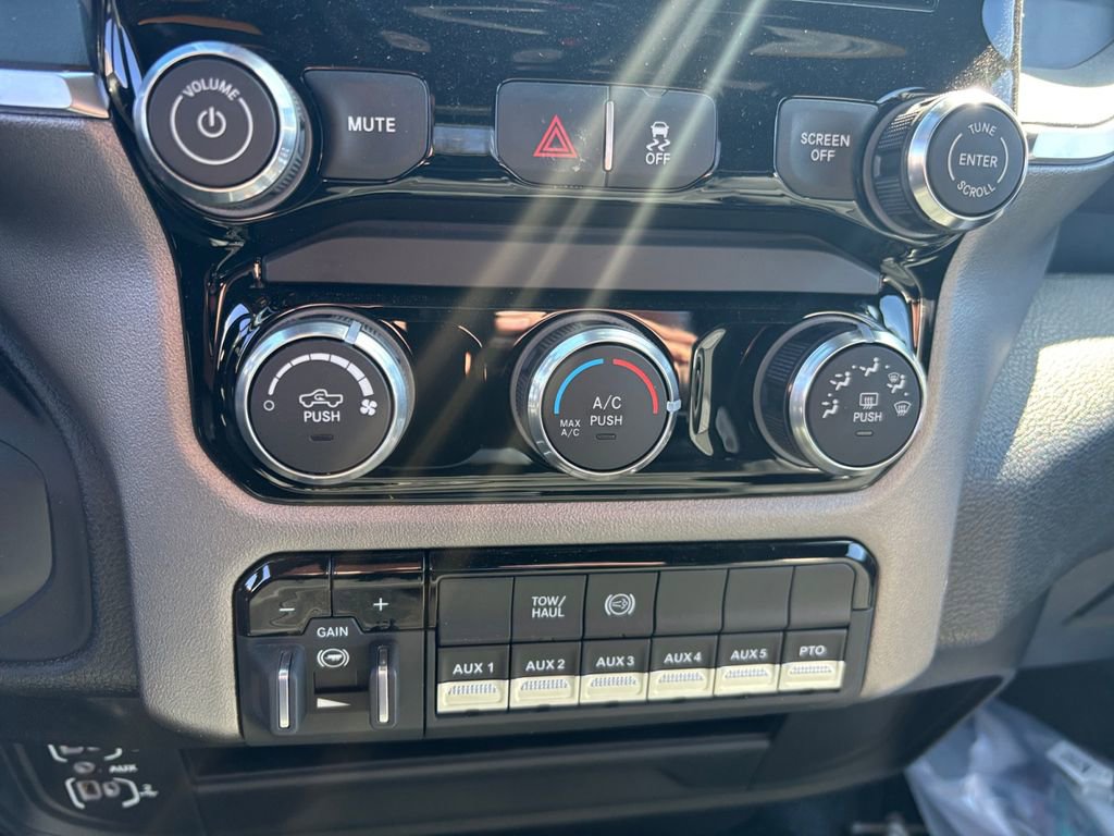 New 2026 RAM 5500 4x4 Regular Cab image 22