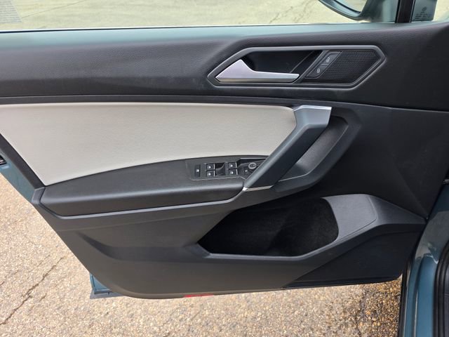 Used 2020 Volkswagen Tiguan SE w/ Panoramic Sunroof Package image 25