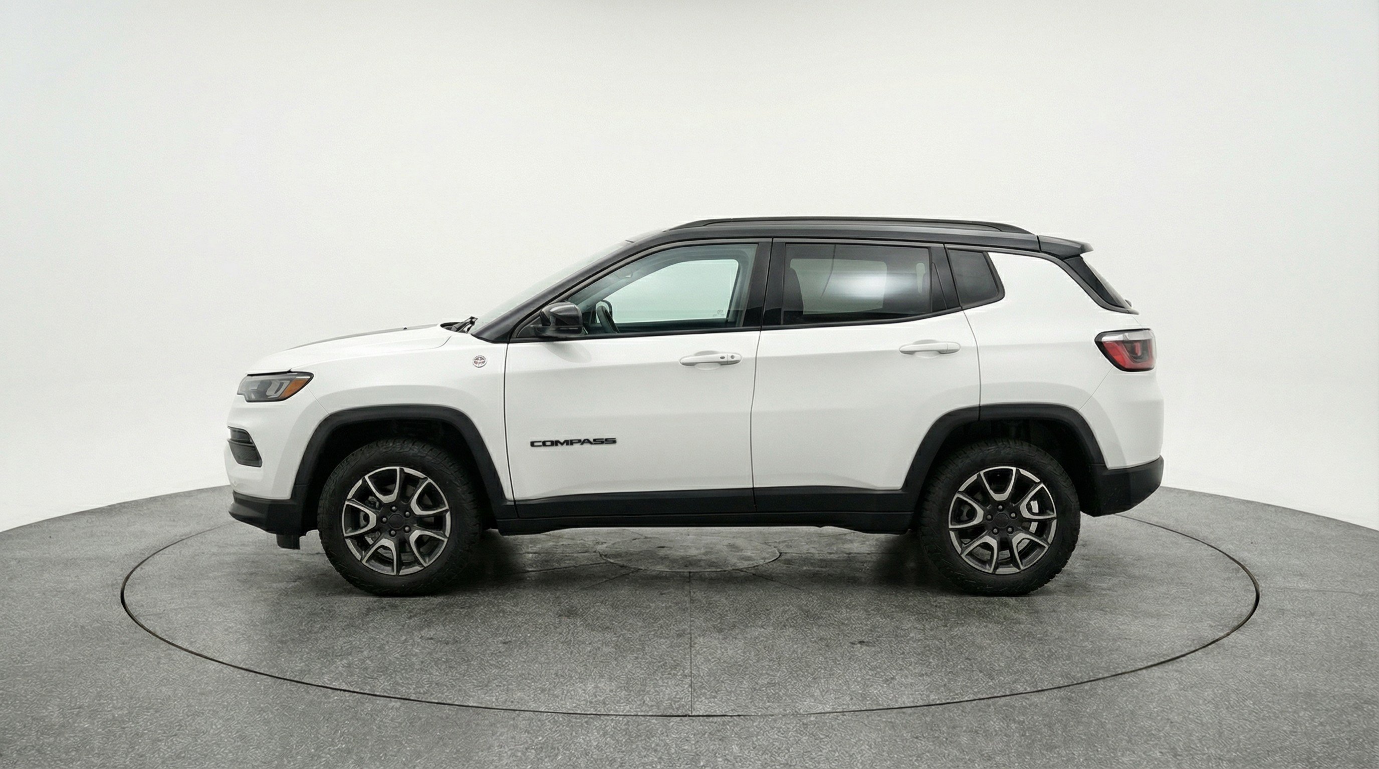 Used 2025 Jeep Compass Trailhawk image 5