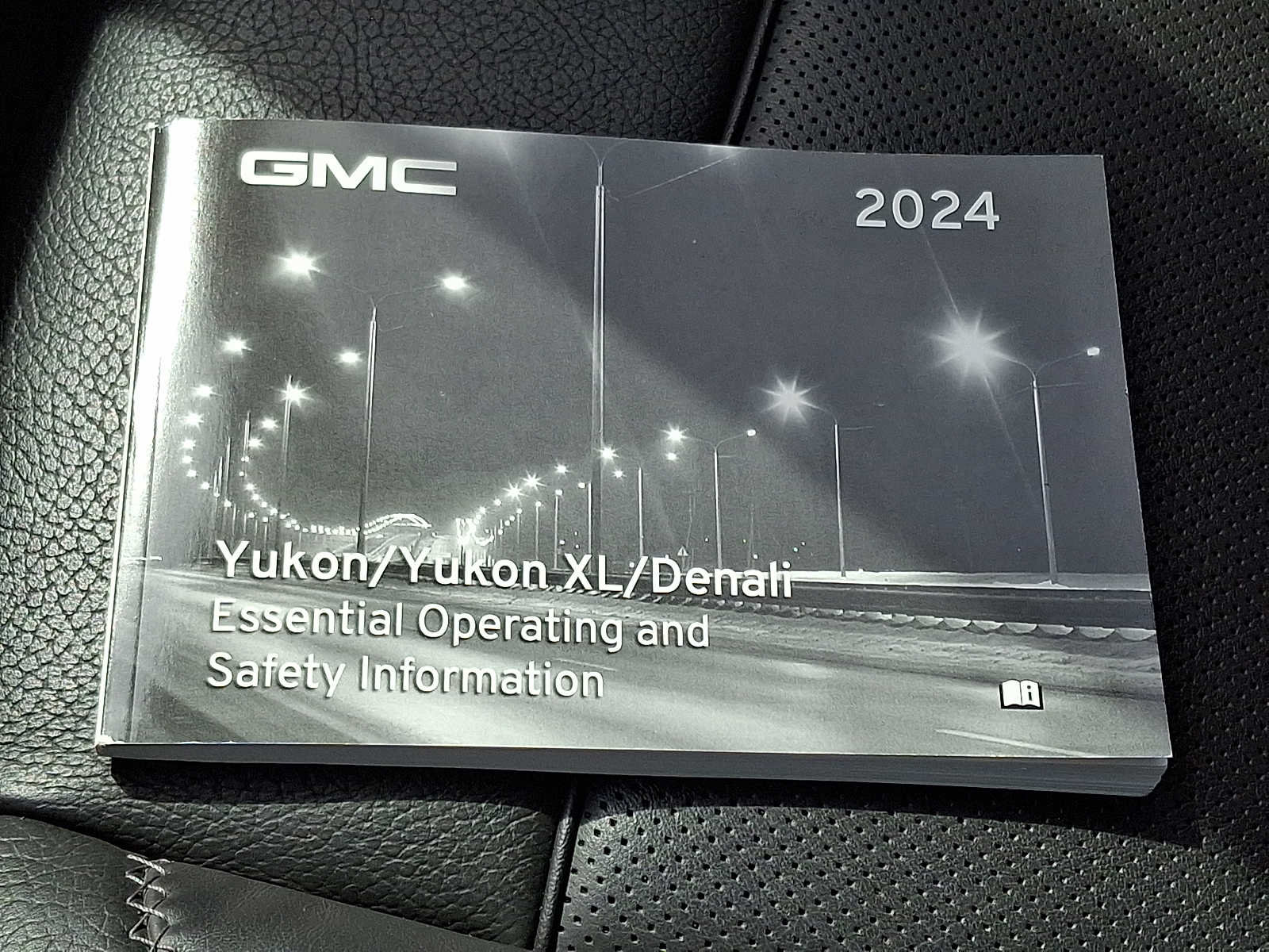Used 2024 GMC Yukon Denali w/ Advanced Technology Package AWD/4WD image 26