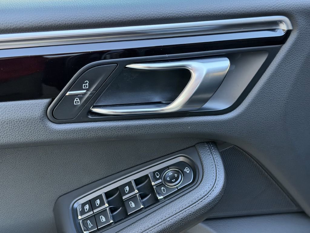 Used 2022 Porsche Macan w/ Premium Package image 25