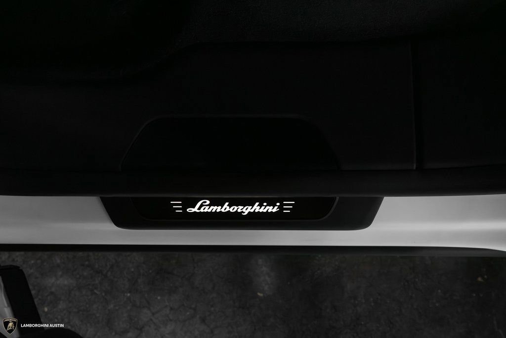 Used 2025 Lamborghini Urus SE image 36