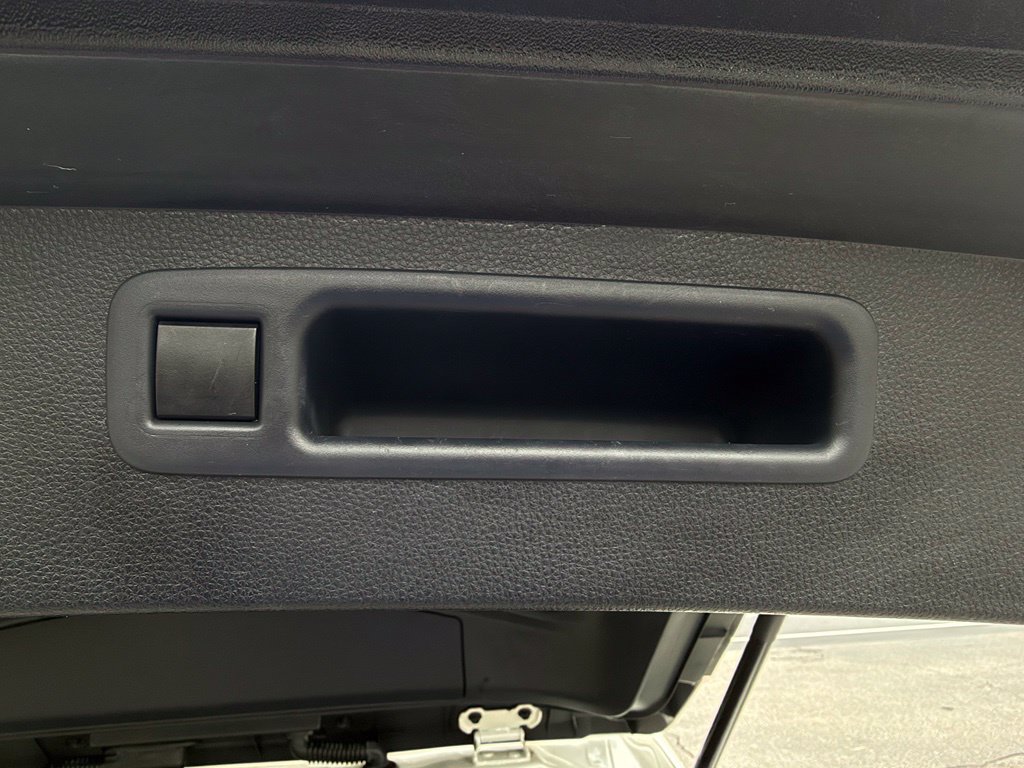Used 2021 Toyota Highlander L FWD image 43