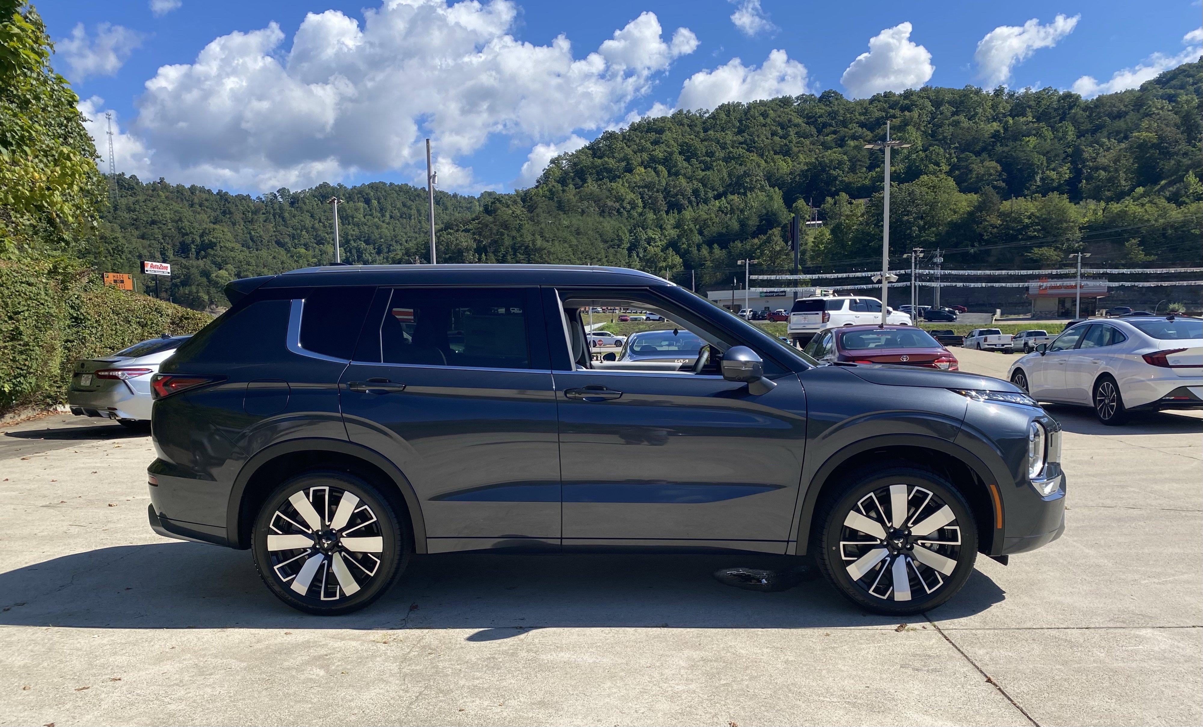 New 2025 Mitsubishi Outlander SEL image 38