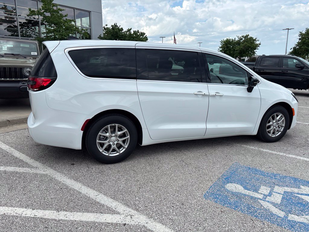 New 2027 Chrysler Pacifica Select FWD image 29