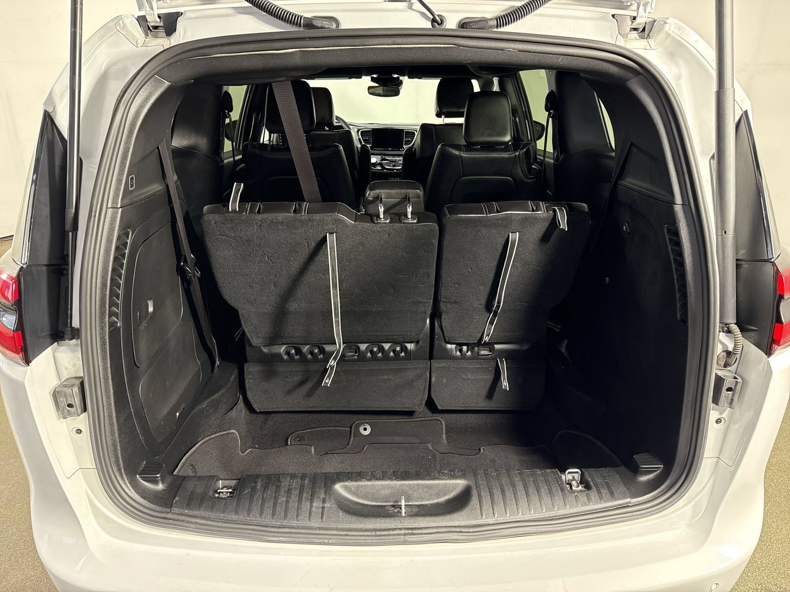 Used 2024 Chrysler Pacifica Limited FWD image 33