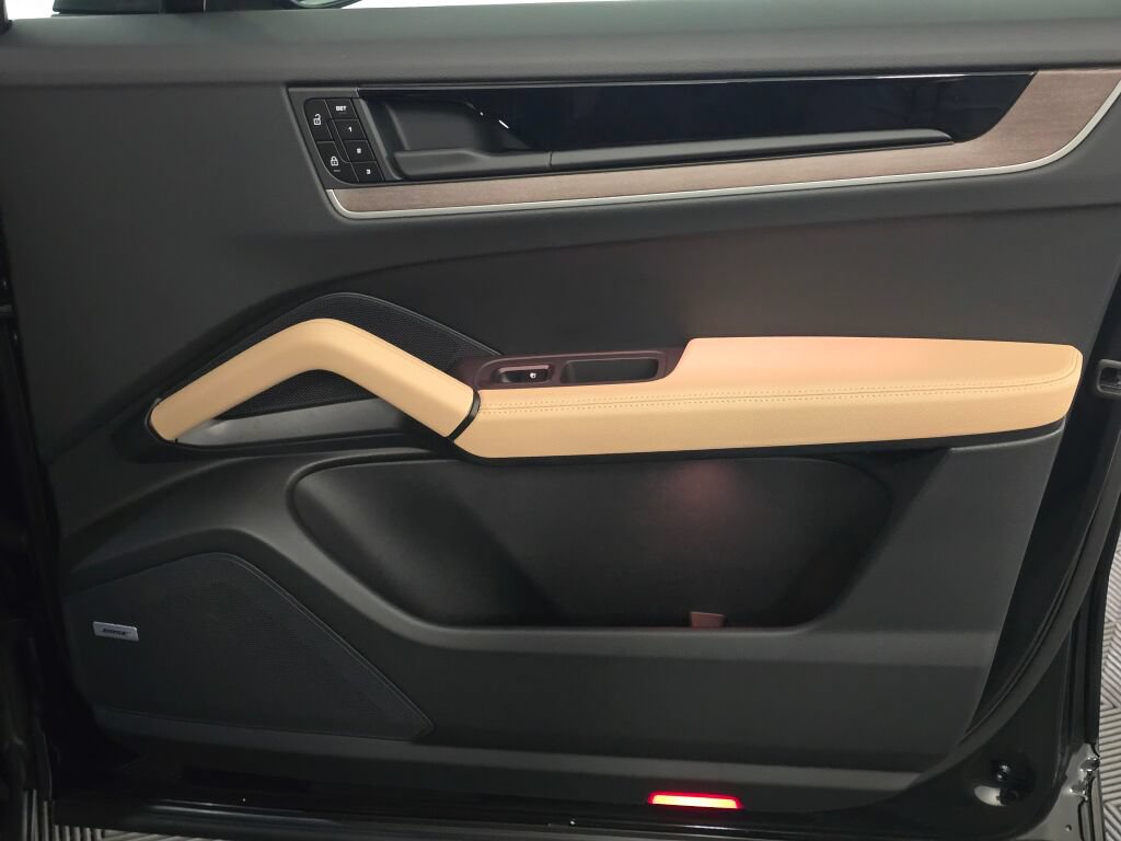 Certified 2026 Porsche Cayenne AWD/4WD image 28