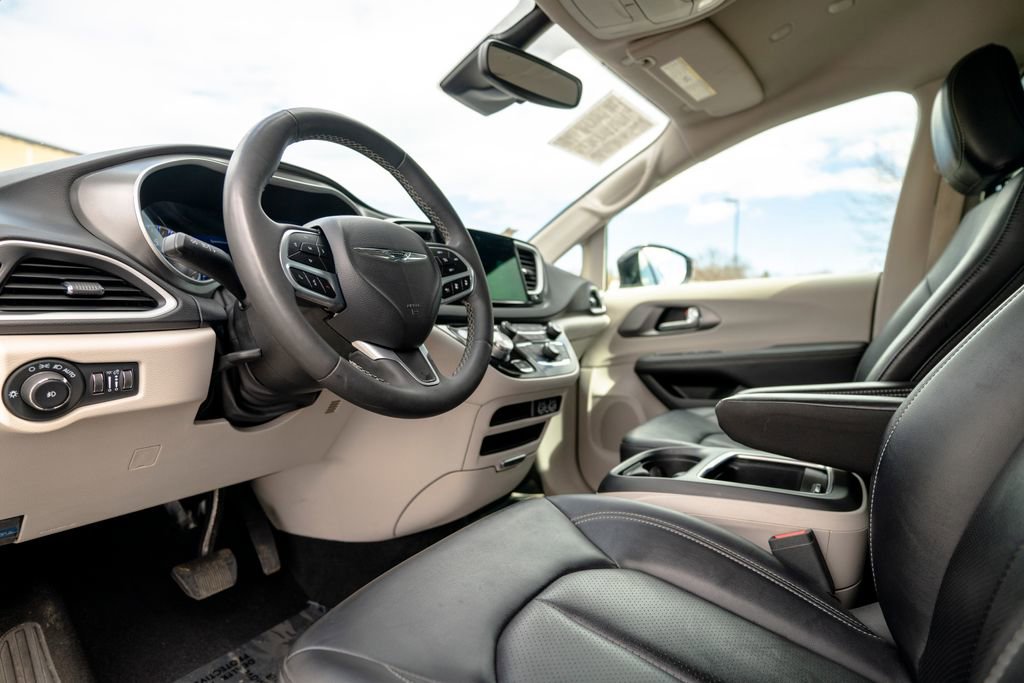Used 2024 Chrysler Pacifica Touring-L image 5