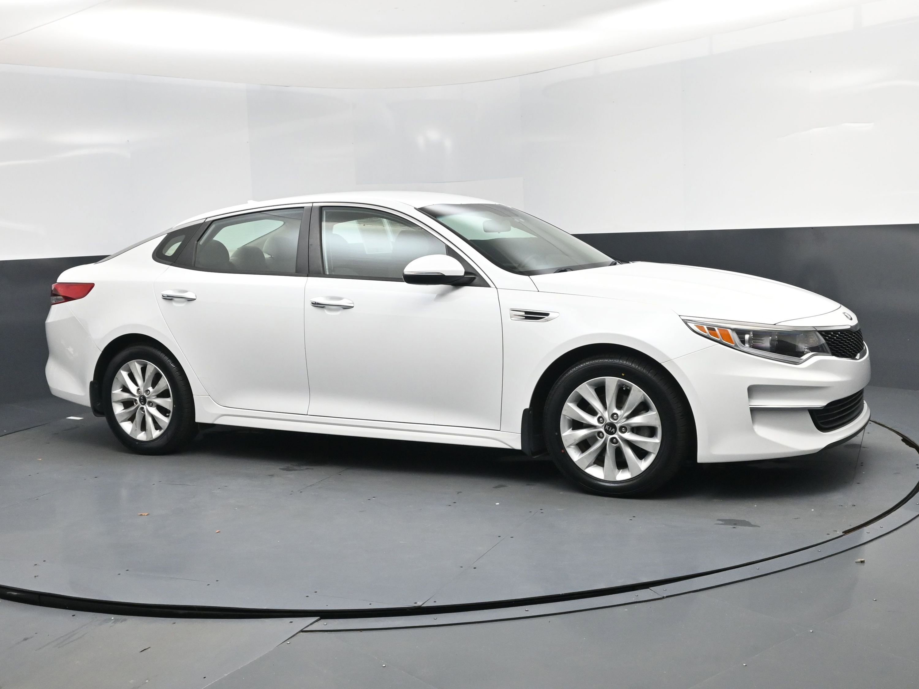 Used 2018 Kia Optima LX w/ 17" Alloy Wheels Package image 2