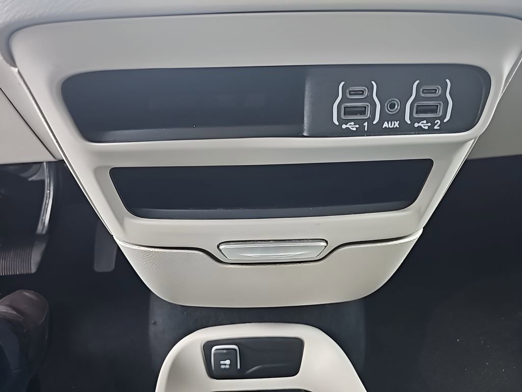 Used 2024 Chrysler Pacifica Touring-L FWD image 20