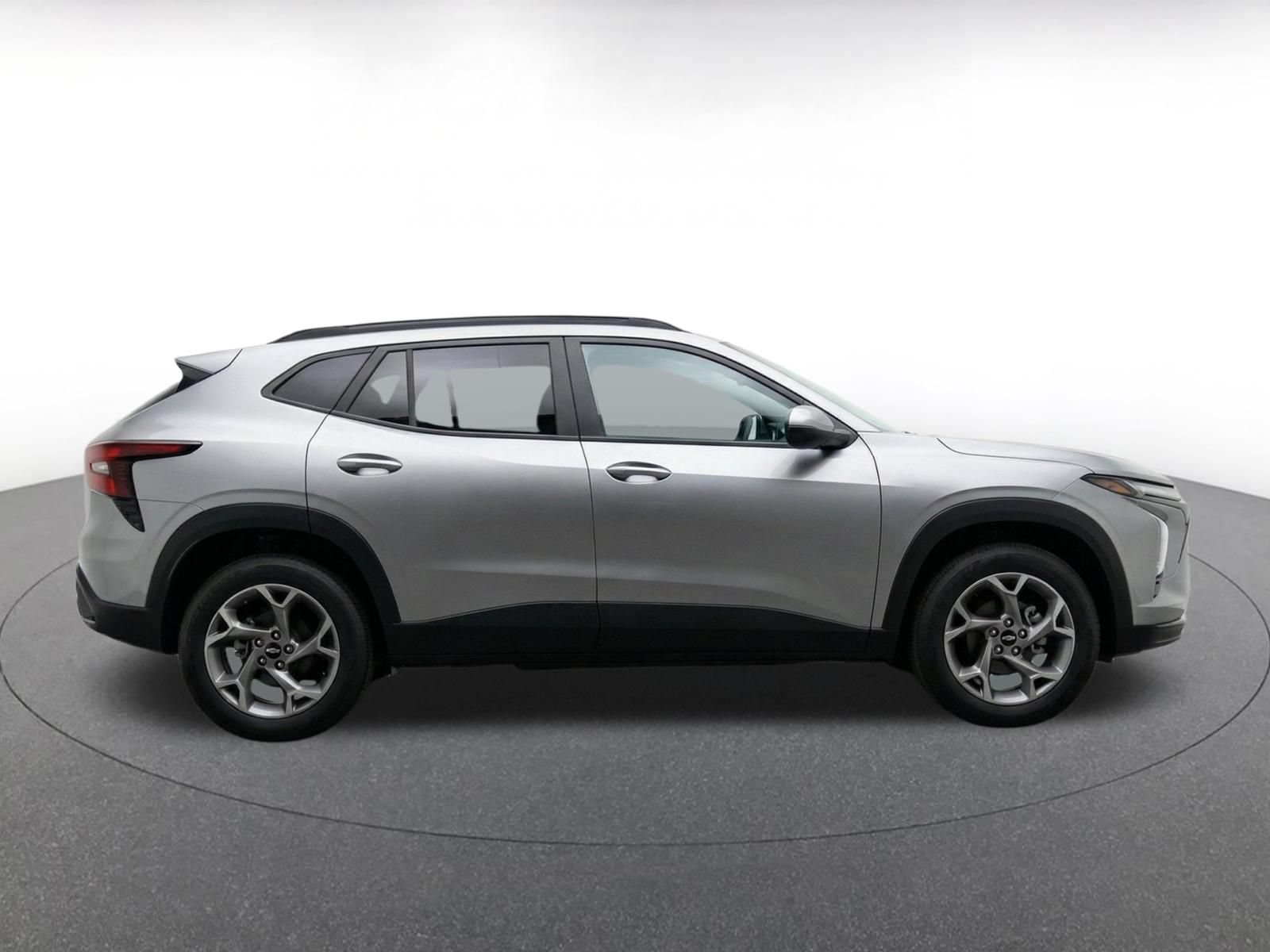Used 2025 Chevrolet Trax LT FWD image 13
