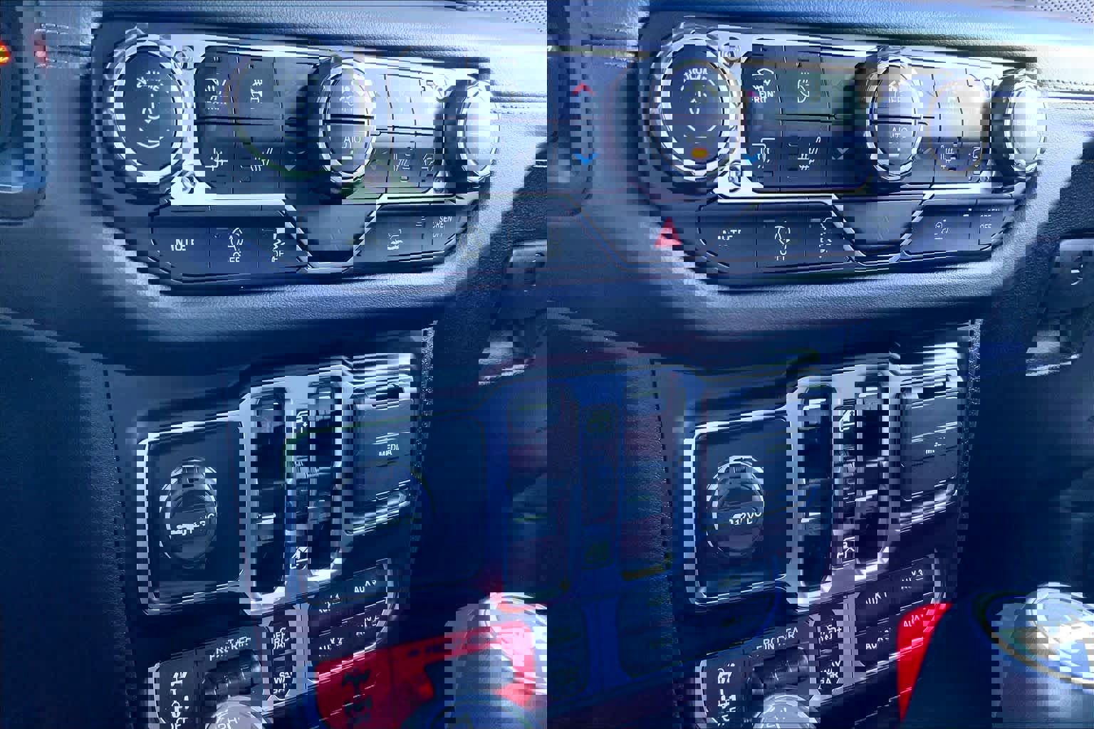 Used 2024 Jeep Wrangler Unlimited Rubicon w/ Technology Group AWD/4WD image 31