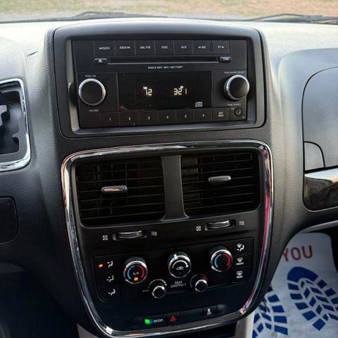 Used 2016 Dodge Grand Caravan SXT w/ Rear Park Assist Package image 9