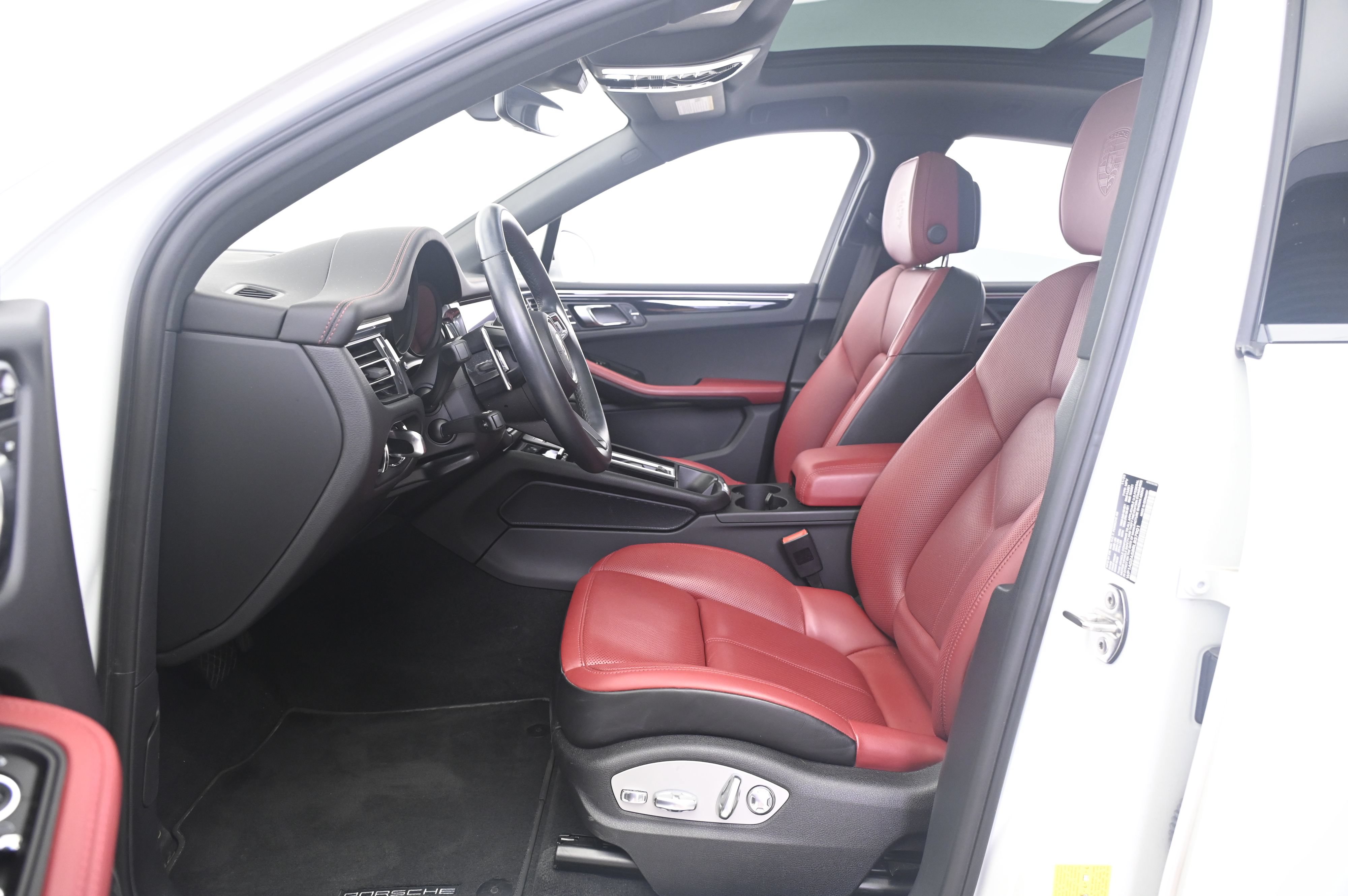 Certified 2024 Porsche Macan S AWD/4WD image 29