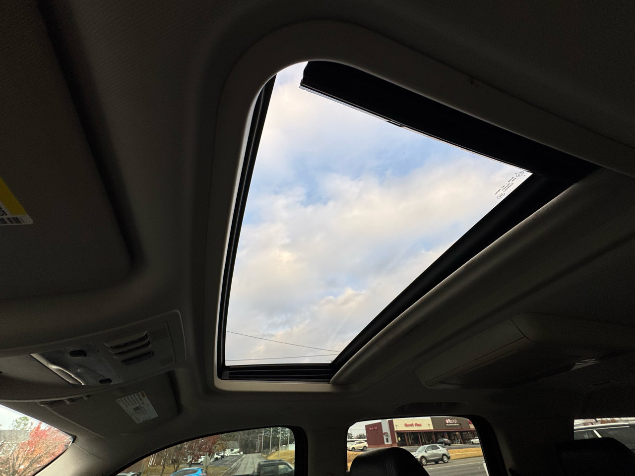 Used 2011 GMC Yukon XL Denali image 32