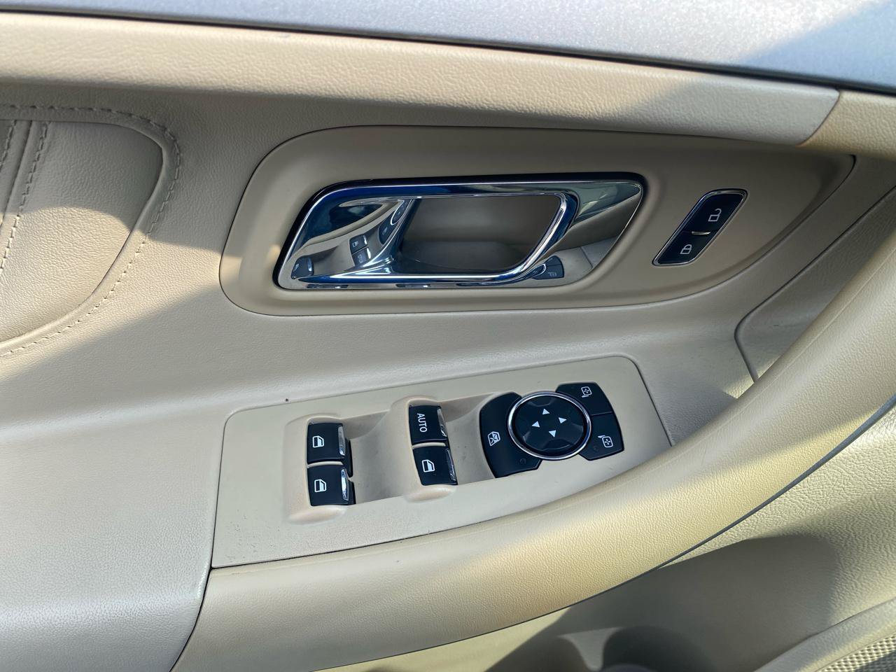 Used 2016 Ford Taurus SEL FWD image 17