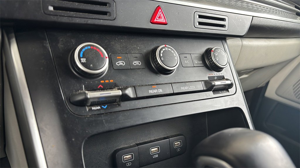 Used 2022 Kia Carnival LX image 28