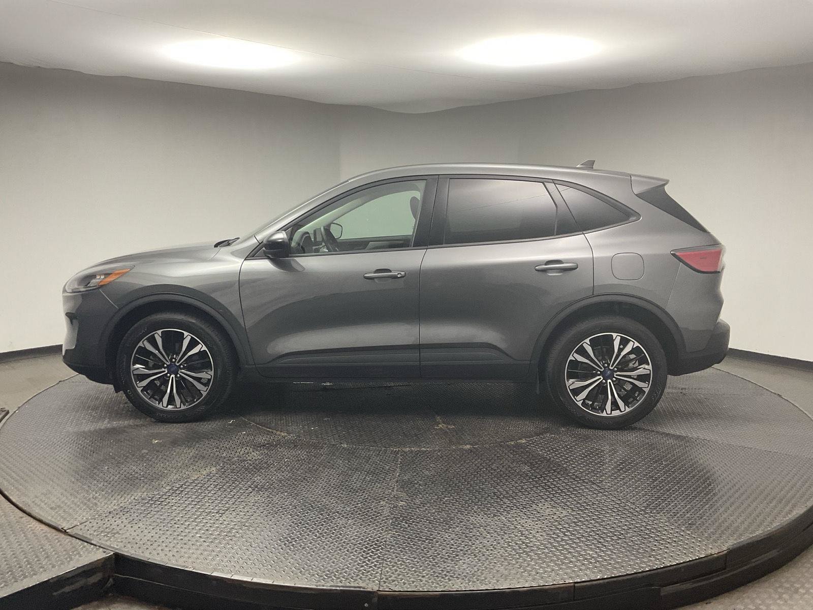 Used 2022 Ford Escape SE w/ SE Sport Appearance Package AWD/4WD image 4