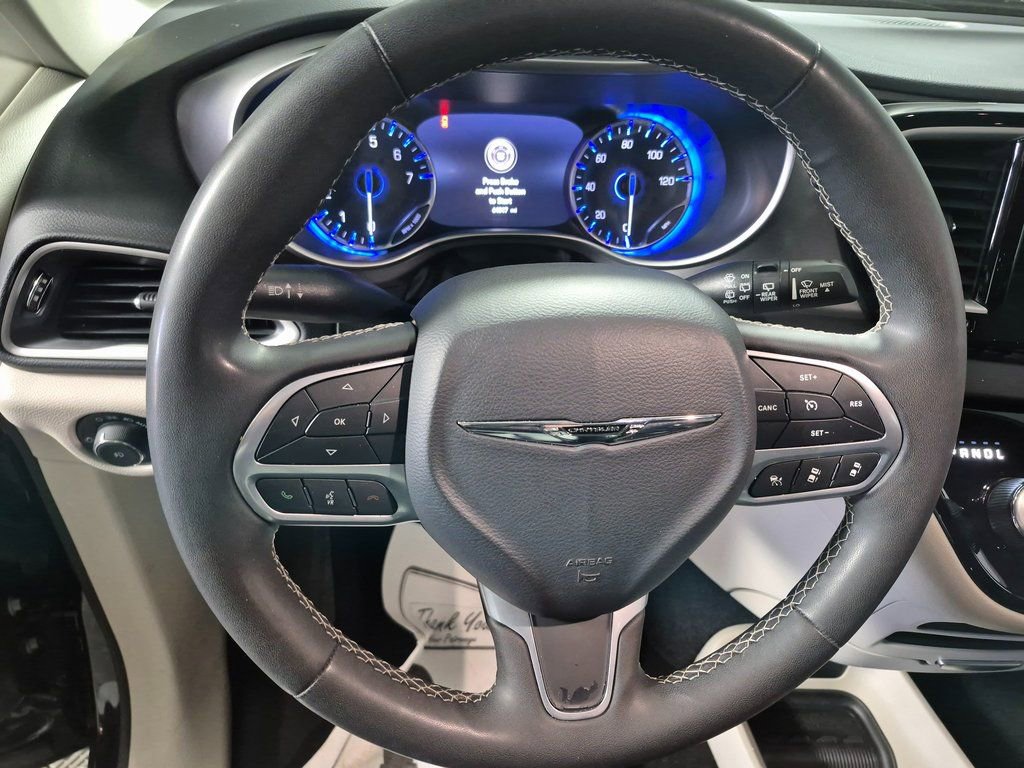 Used 2023 Chrysler Pacifica Touring-L image 11