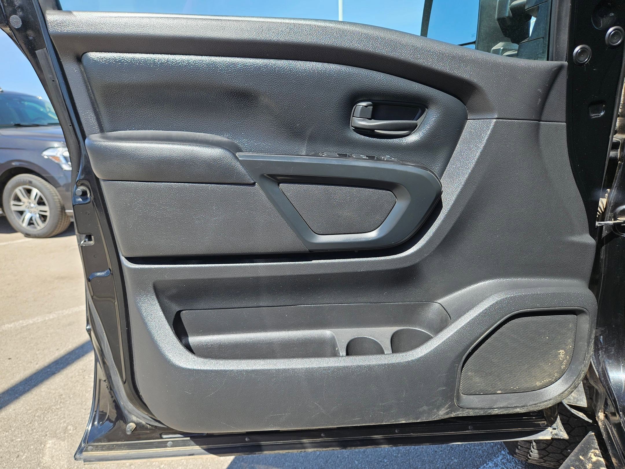 Used 2017 Nissan Titan S image 11