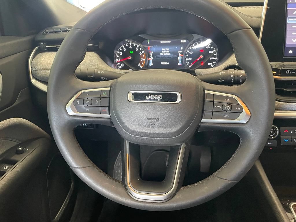 Used 2025 Jeep Compass Latitude AWD/4WD image 13
