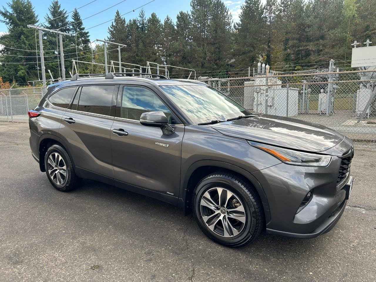 Used 2021 Toyota Highlander XLE AWD/4WD image 2
