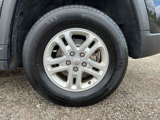 Used 2023 Jeep Grand Cherokee Laredo AWD/4WD image 11