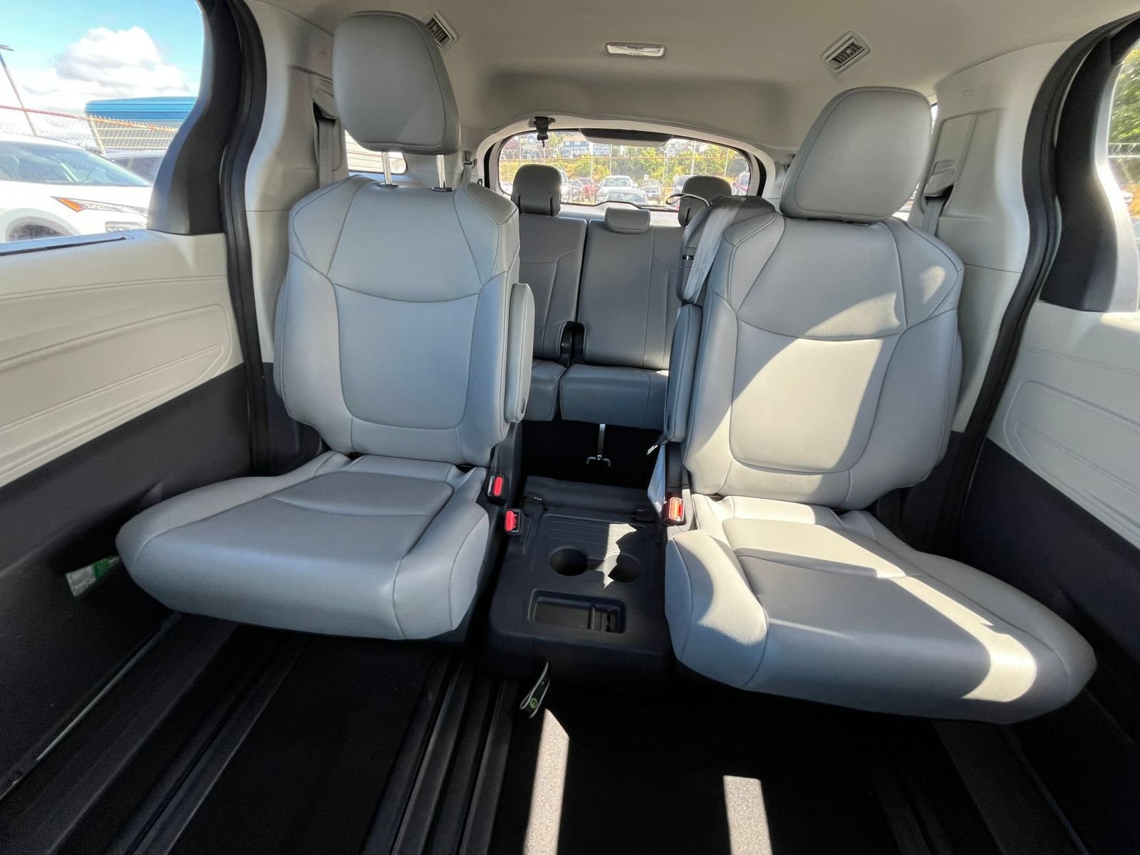 Used 2023 Toyota Sienna XLE FWD image 36