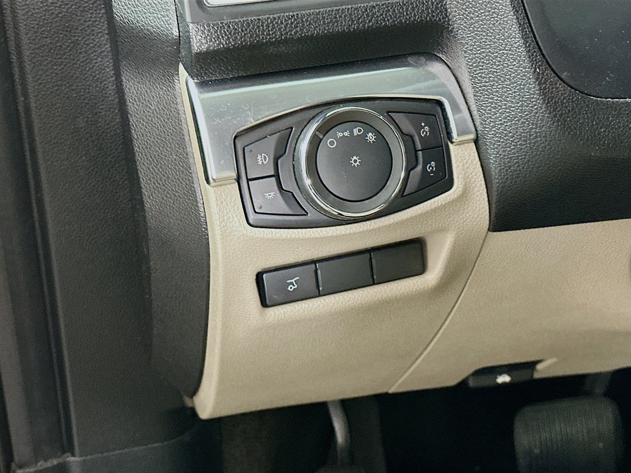 Used 2018 Ford Explorer Limited FWD image 16