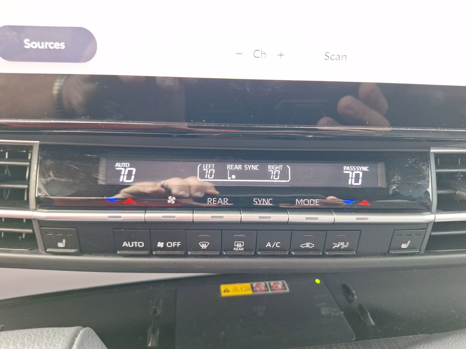 Used 2025 Toyota Sienna XLE image 27