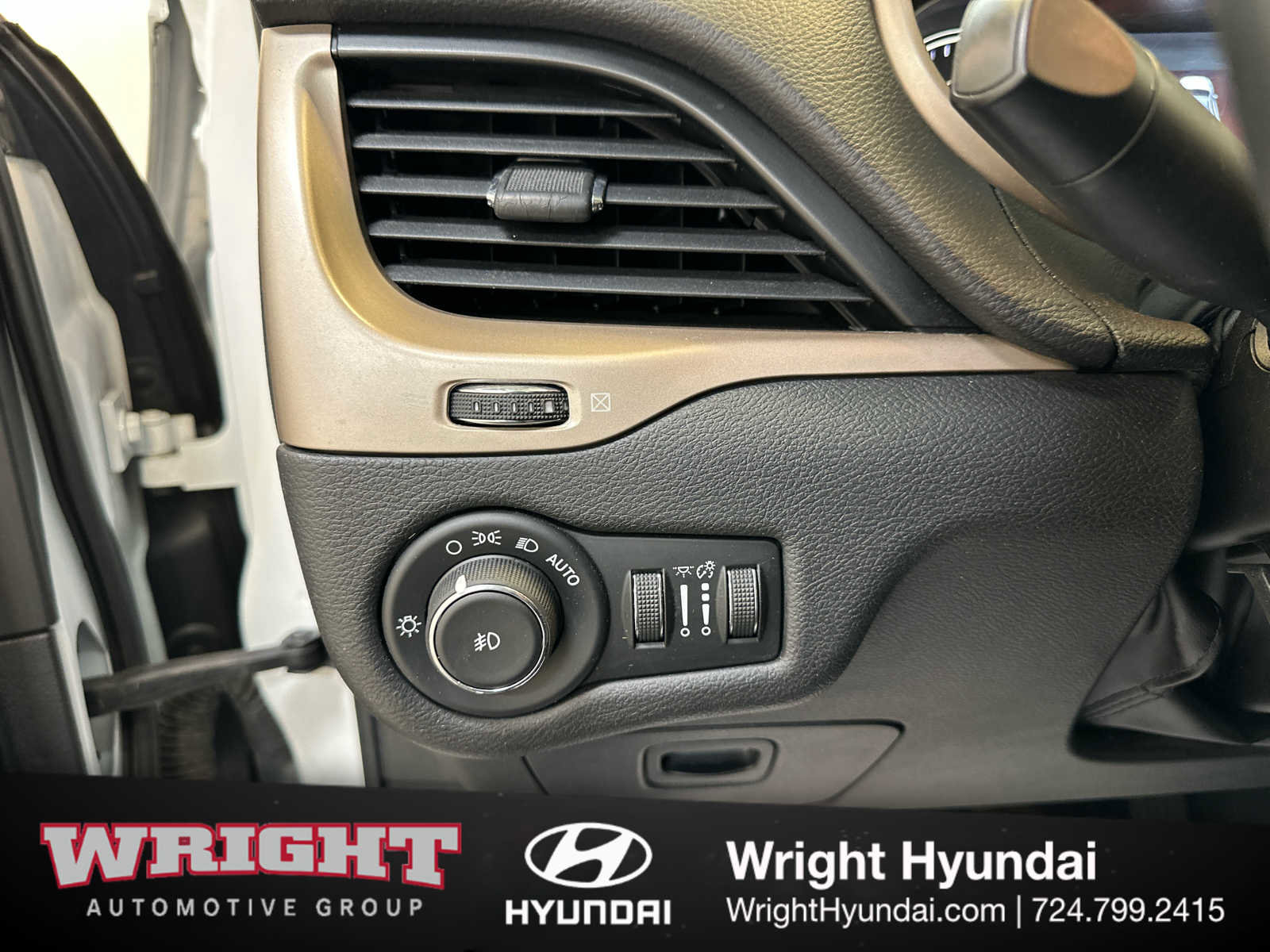 Used 2017 Jeep Cherokee Limited image 23