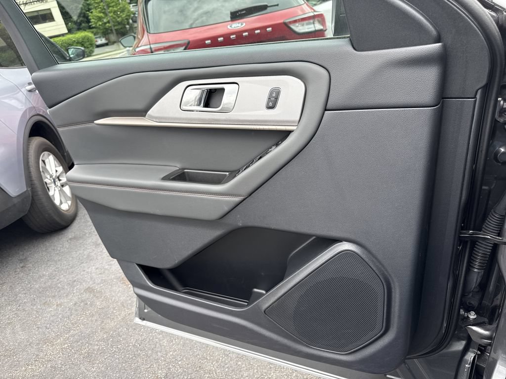 Used 2025 Ford Explorer Active AWD/4WD image 24