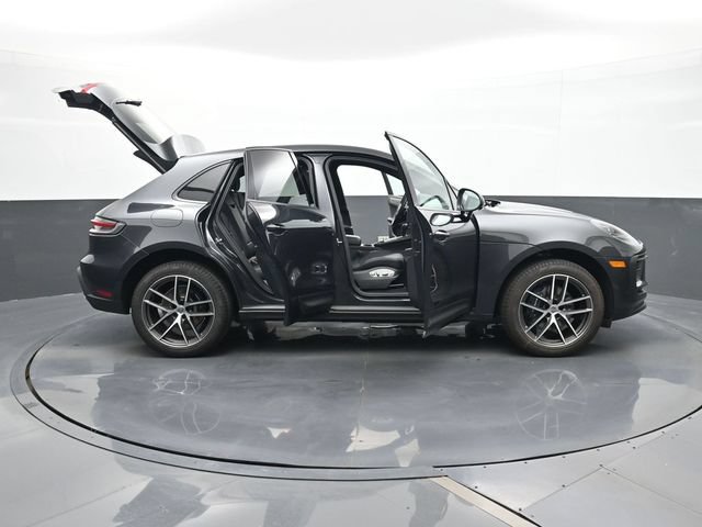 Certified 2025 Porsche Macan AWD/4WD image 33