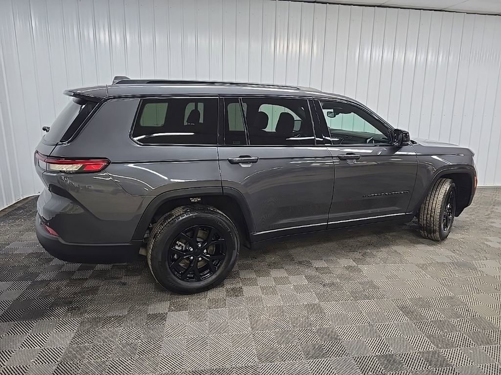 Used 2024 Jeep Grand Cherokee L Laredo image 3