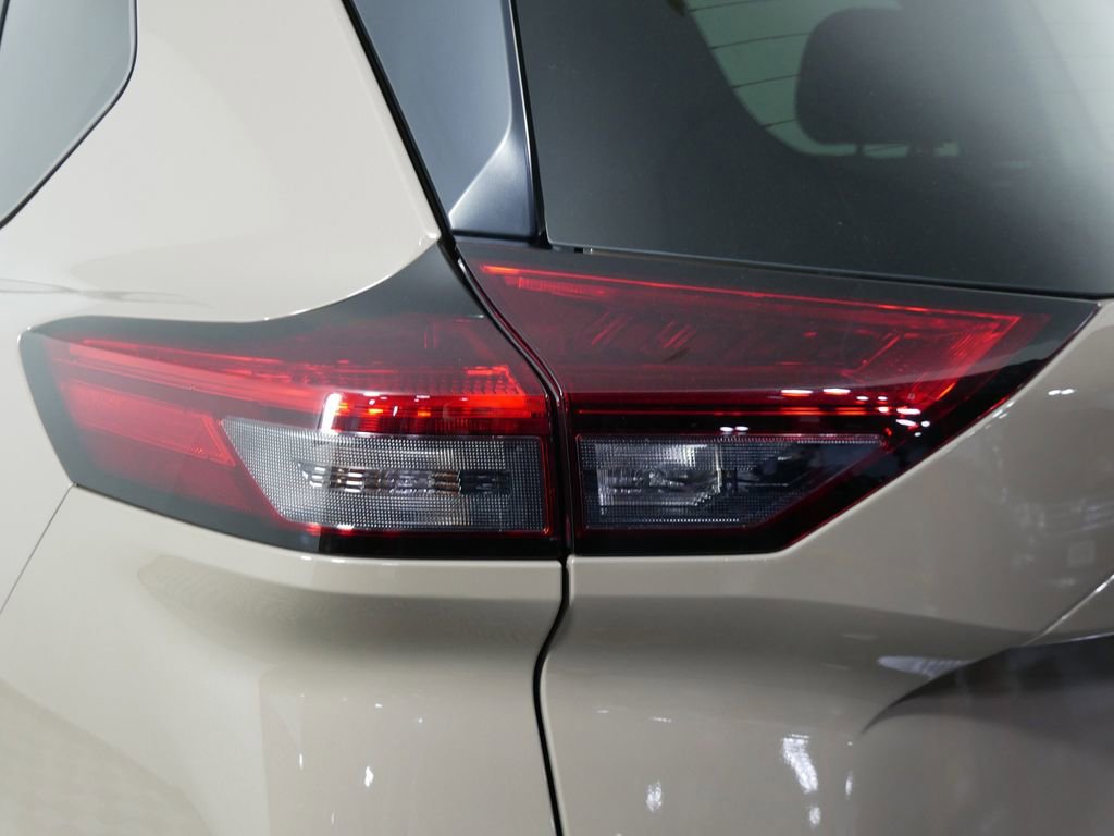 Used 2024 Nissan Rogue SV image 12